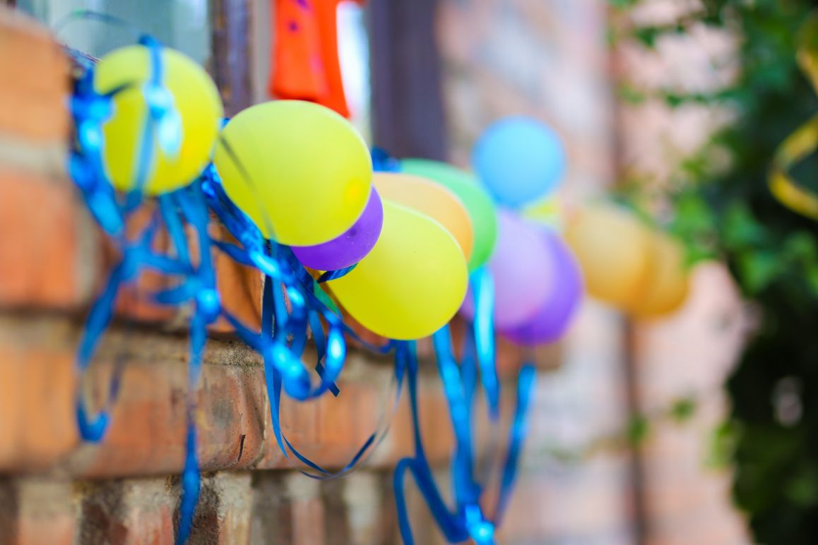 Luftballon an der Hauswand